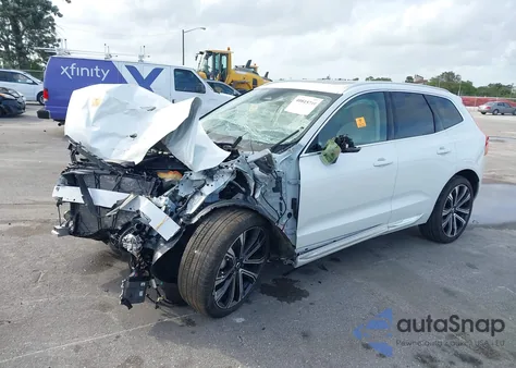 2023 Volvo Xc60 B5 Ultimate Bright Theme z USA, uszkodzony, nr VIN YV4L12DA1P1340199